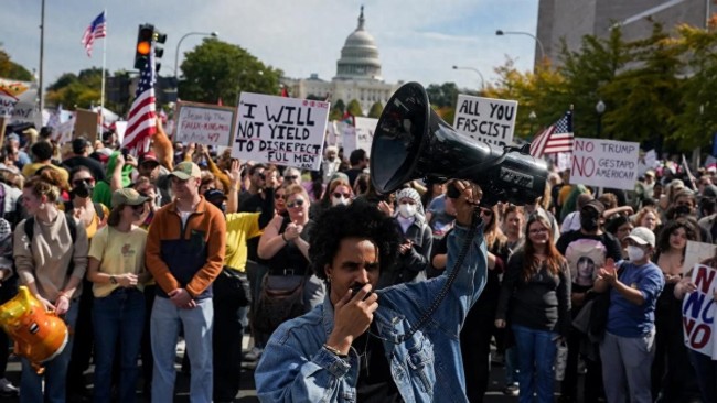 特朗普政策会走向何方?抗议浪潮席卷全美!