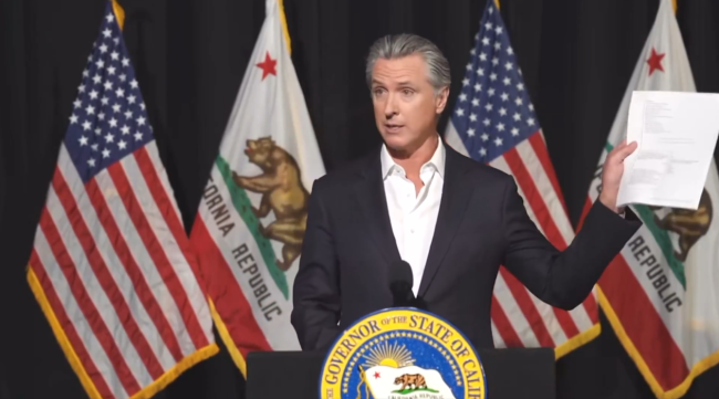 加州州长手握法律文件警告美国政府：若执意“