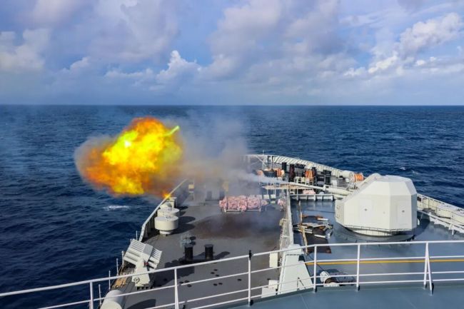 南海某海域，展开海上多课目训练