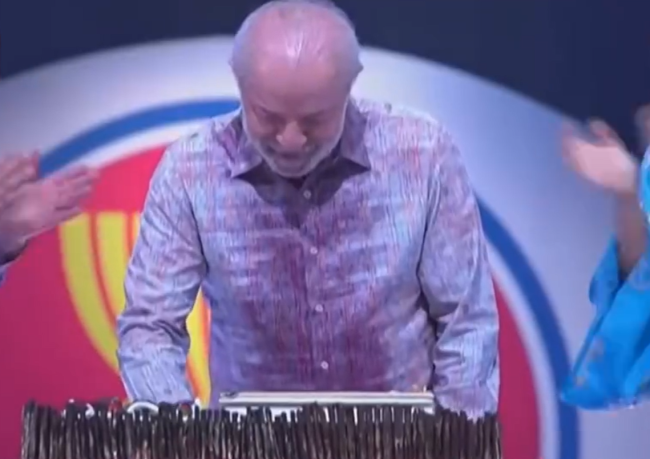 巴西总统卢拉在东盟峰会过80岁生日：被请上台切生日蛋糕 现场唱响生日歌