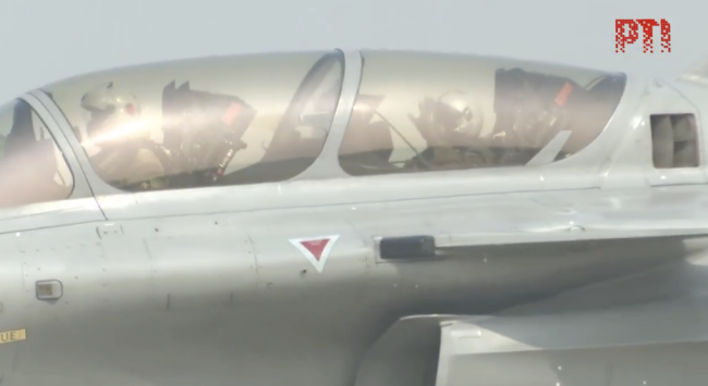 印度总统乘坐“阵风”战斗机,现场画面