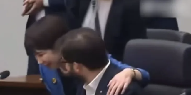 高市早苗涉台错误言行之际,国防部长董军对小泉进次郎怎么说?