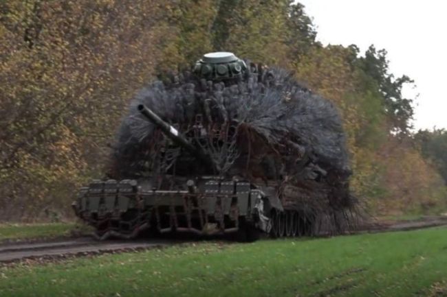 俄用“刺猬坦克”對(duì)抗烏無(wú)人機(jī) 新奇裝置現(xiàn)身戰(zhàn)場(chǎng)