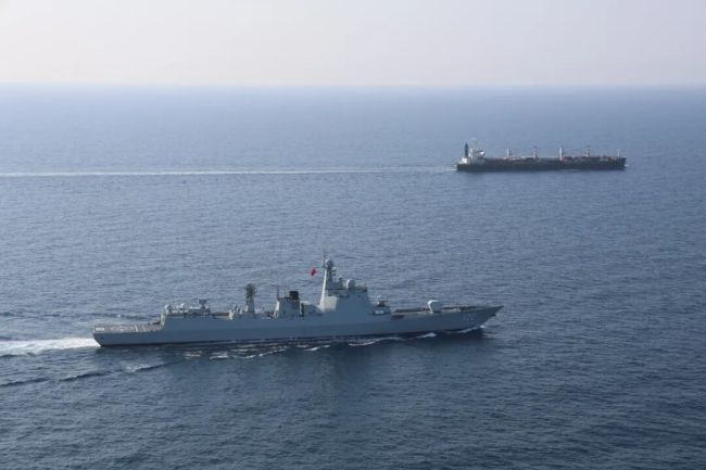 海军第48批护航编队护送船舶通过亚丁湾