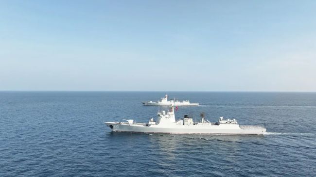 海军第48批护航编队护送船舶通过亚丁湾
