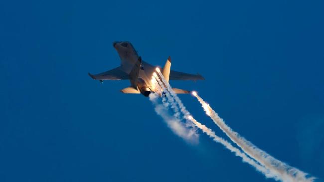 奋飞向战！海军航空兵歼-11B大片上新