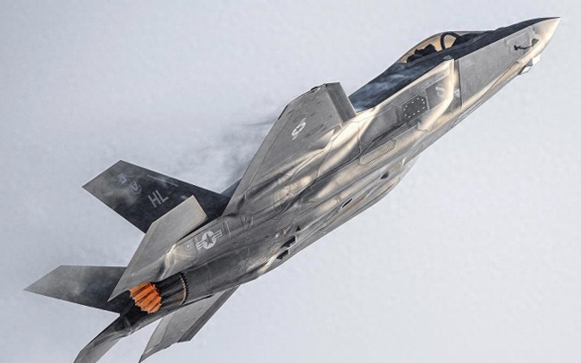 马杜罗政权是否会轰然倒塌？美国航母压境，悬赏5000万美元抓总统