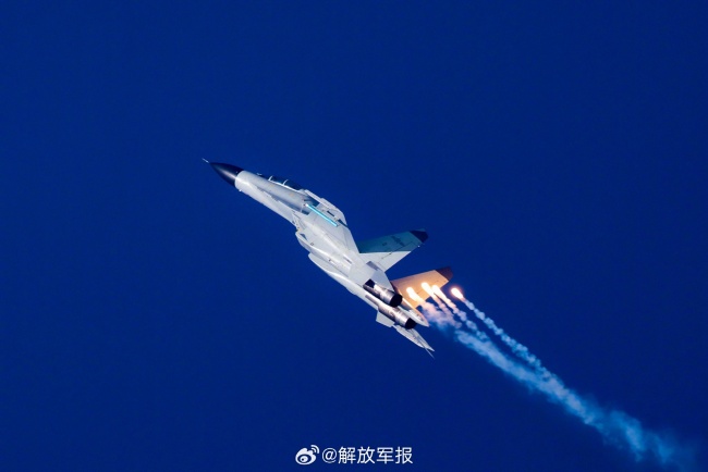 “战鹰”翱翔！直击海军航空大学某团飞行训练