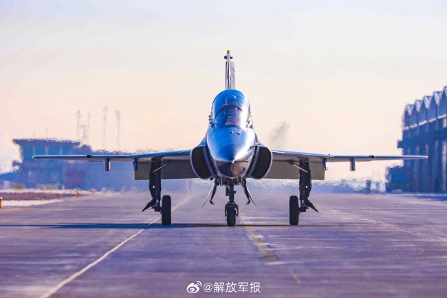 一键收藏！空军战机与雪山同框