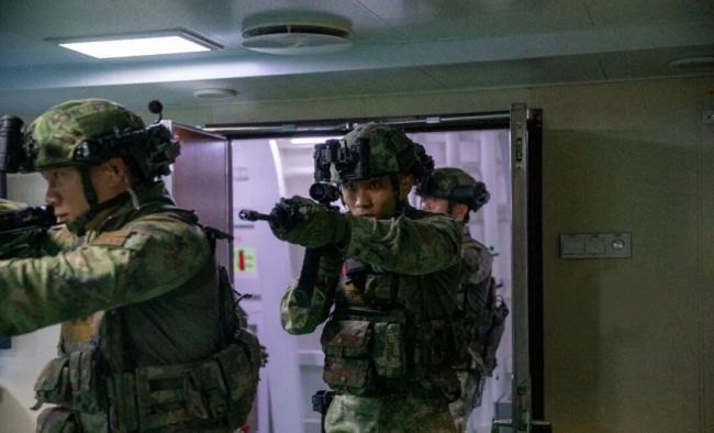 海军第48批护航编队开展反恐反海盗演练