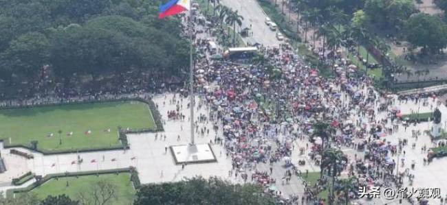 马科斯麻烦大了，12万人冲进首都，总统府被包围，中方增兵黄岩岛