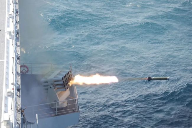 编队出击丨海军湖北舰开展实战化训练！