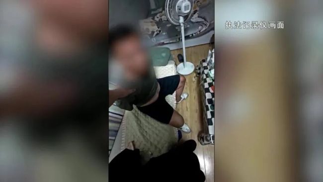 与100多名女性搞暧昧的“现役飞行员”，被抓了