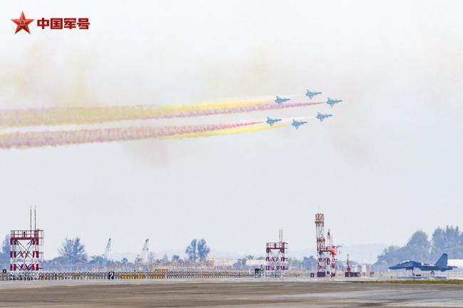 全新阵容！八一飞行表演队完成新加坡航展检验性飞行