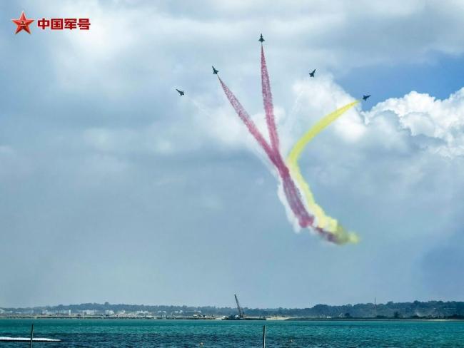 全新阵容！八一飞行表演队完成新加坡航展检验性飞行