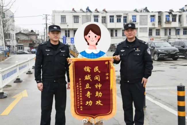 警察抓小偷女子挺身拦截被撞倒 勇敢市民助警方抓捕