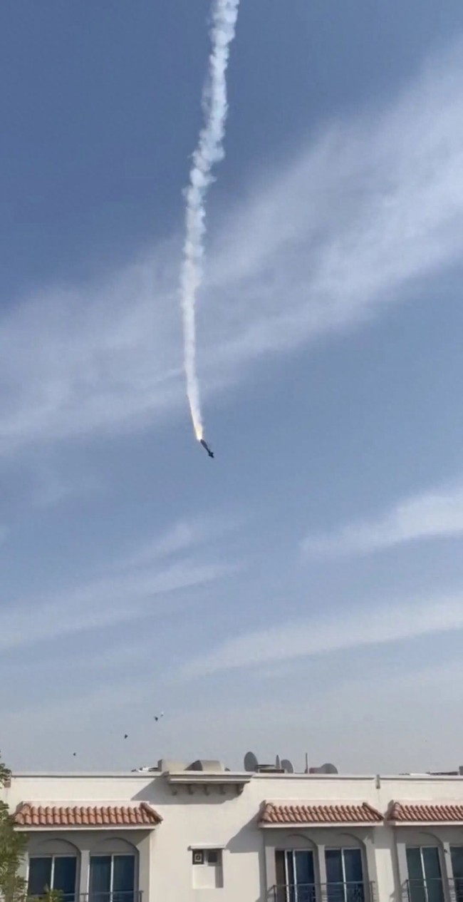 迪拜华人家楼上就有一枚导弹被拦截!