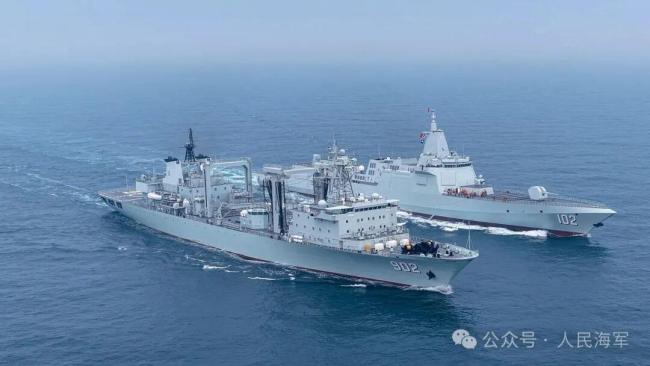 直击现场！东平湖舰为拉萨舰、青岛舰、漯河舰实施补给