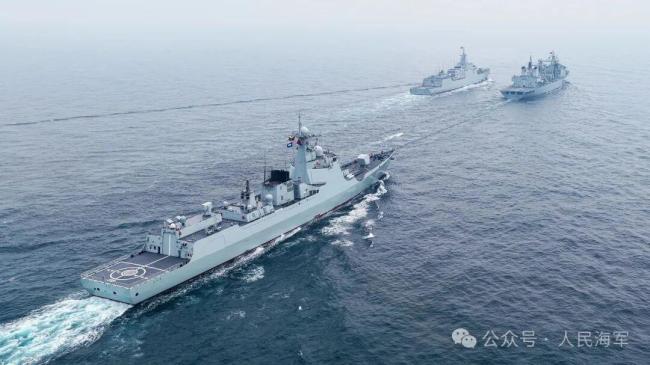 直击现场！东平湖舰为拉萨舰、青岛舰、漯河舰实施补给