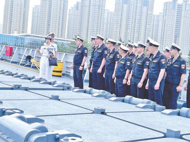 “中华神盾” 遇见 “航母杀手”,中俄官兵在青岛相互登舰参观