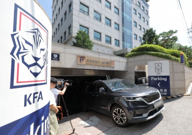 韩媒：韩国足协共进行8次性招待，其中包含3名中国足协相关人士
