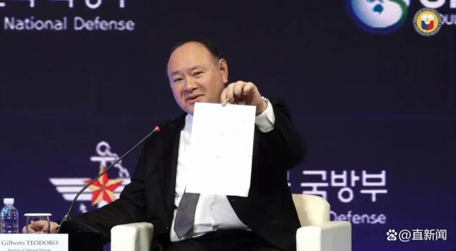 刘和平:中国武官递纸条?菲防长自导自演的“猴把戏”!
