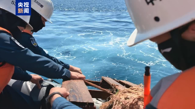 菲律宾非法“坐滩”船只周边海域出现大量垃圾，中国海警组织打捞