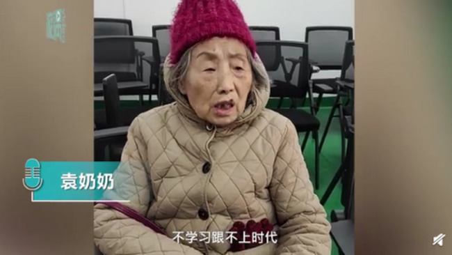 湖南长沙一老年大学开设智能手机使用课 八旬奶奶报班学用智能手机