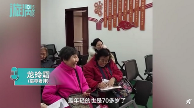 湖南长沙一老年大学开设智能手机使用课 八旬奶奶报班学用智能手机