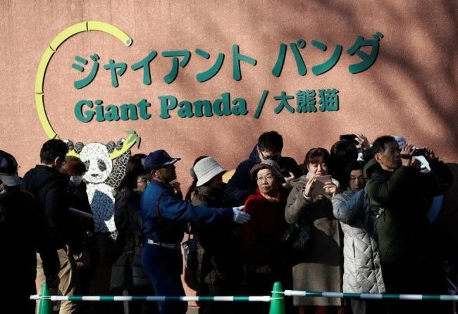 △2017年12月19日开园当天 排队等看“香香”的日本游客
