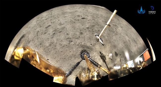 国家航天局12月4日公布的照片中，嫦娥五号探测器携带的一面由新材料制成、仅12克的五星红旗展示在月球表面。新华社发（国家航天局供图）