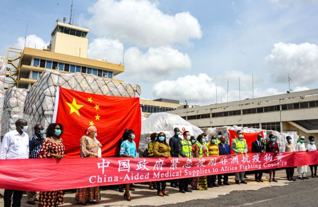 4月6日，中国援助18个非洲国家的抗疫物资运抵加纳首都阿克拉。新华社记者 许正 摄