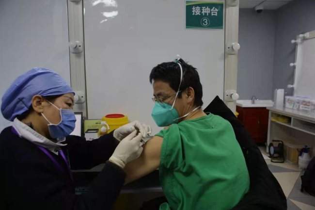 现场直击 | 积水潭医院医务人员接种新冠疫苗