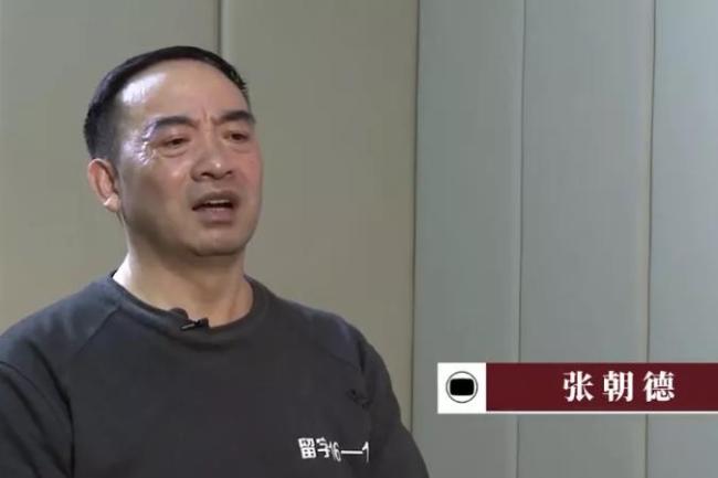 为表忠心，他给秦光荣夫妇下跪