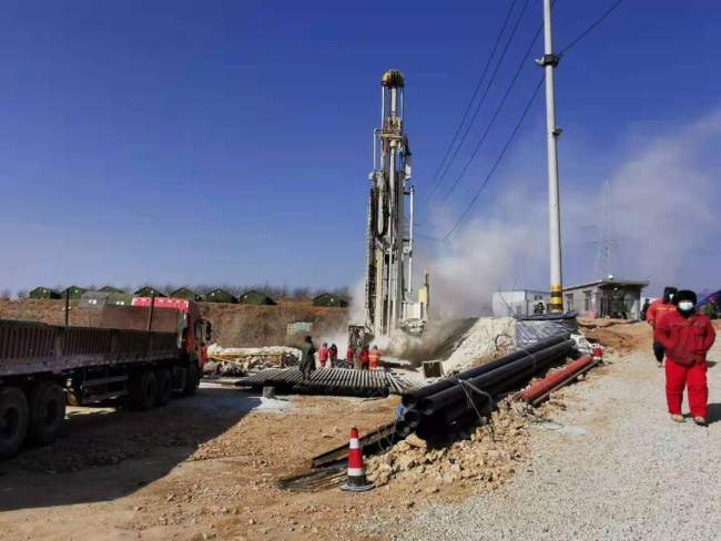 栖霞救援进展:井下矿工体力有好转 已经送下去4次营养液