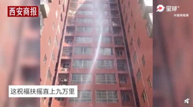 陕西新人结婚当天出现小龙卷风 网友：爱情来的太快就像龙卷风！