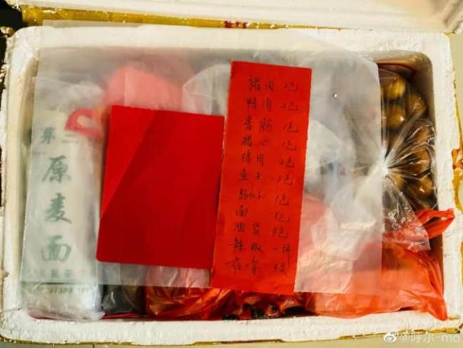 ＂画风清奇＂的温馨！女儿就地过年 爸妈寄来了一头羊