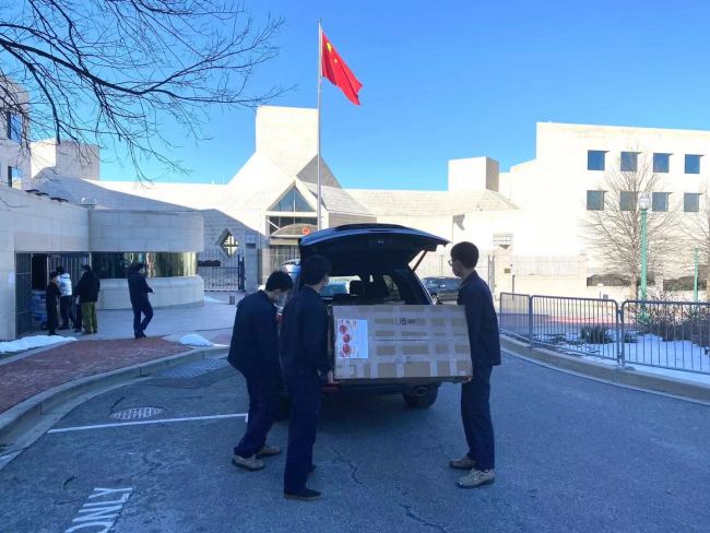 送温暖 献爱心——中国驻美国使馆为领区中国公民发放“春节包”
