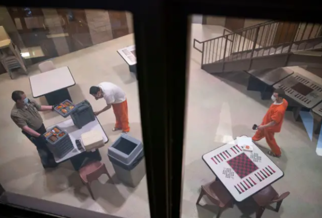 美国律师揭监狱内抗疫乱象：囚犯感染后被拷床上13天