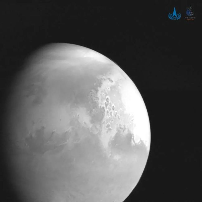 ▲国家航天局公布的“天问一号”在距离火星约220万公里处获取的首幅火星图像