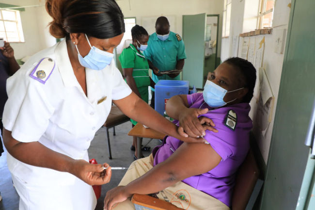 津巴布韦总统：中国援助疫苗对津实现群体免疫意义重大