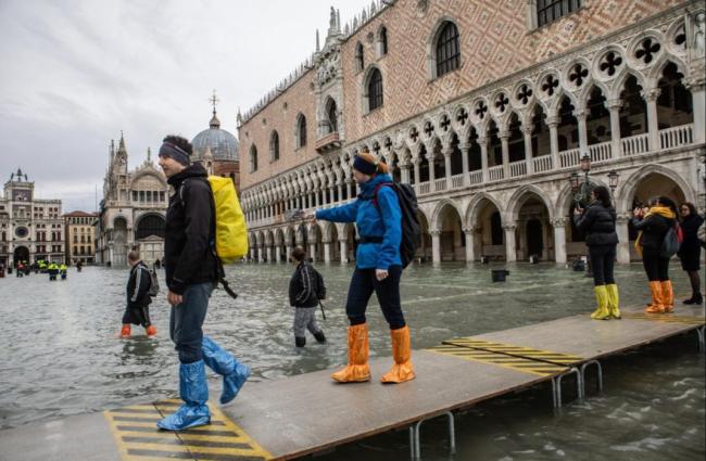 贡多拉船搁浅在淤泥 “水城”威尼斯没水了！