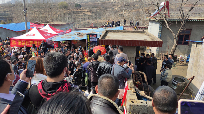 围观须有度：媒体痛斥围堵“拉面哥”蹭流量的人
