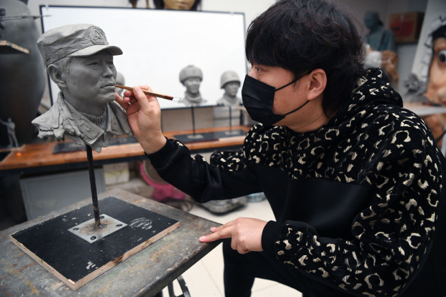 北京雕塑师刘宝亮：希望将戍边英雄雕像赠送给烈士家属
