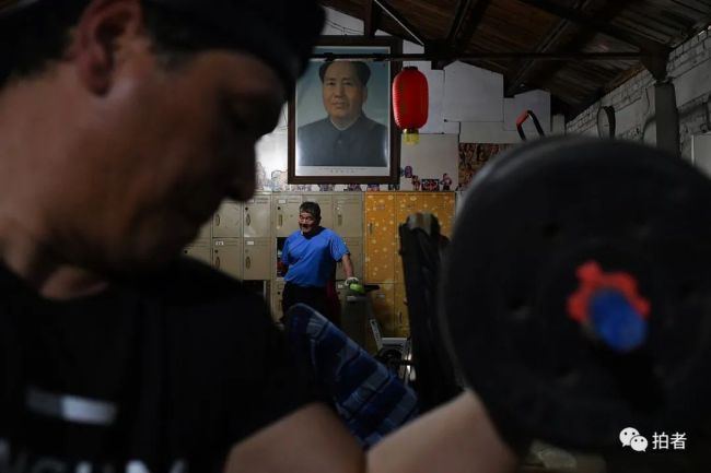  53岁的刘洪涛（近）在锻炼臂力。