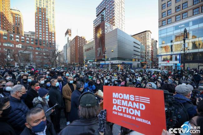 纽约市民举行守夜活动 纪念亚裔受害者