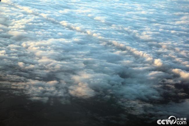 新疆阿勒泰：高空云海如波浪翻滚