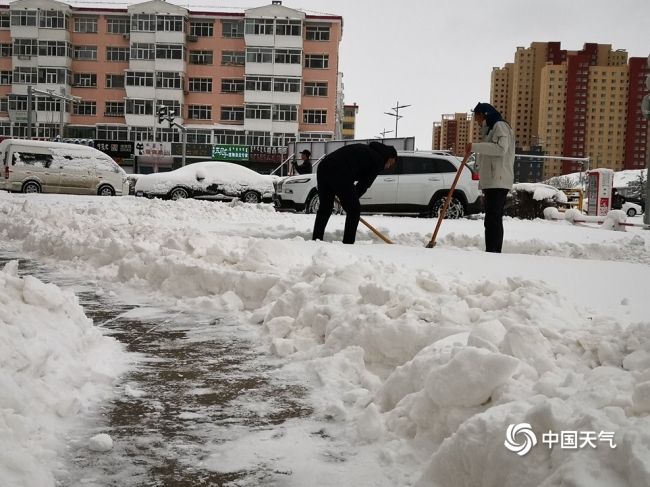 内蒙古呼伦贝尔遭遇大暴雪 最大积雪深度达24厘米
