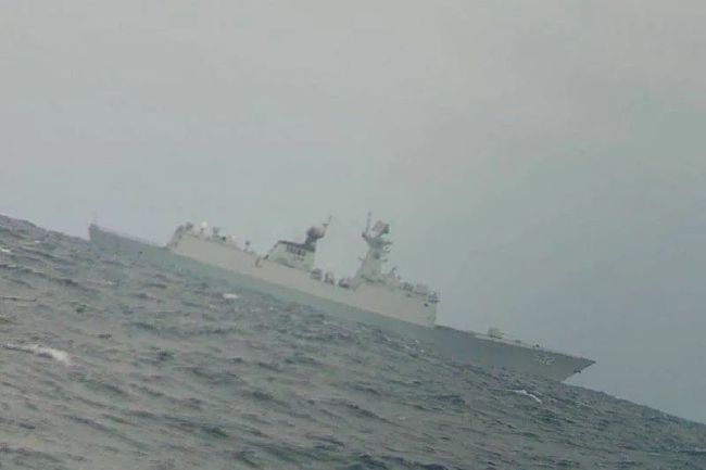 台媒:解放军护卫舰跨过台湾＂海峡中线＂ 现身台渔场