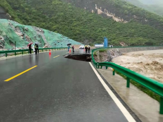 持续强降雨 陕西多地道路塌方交通中断